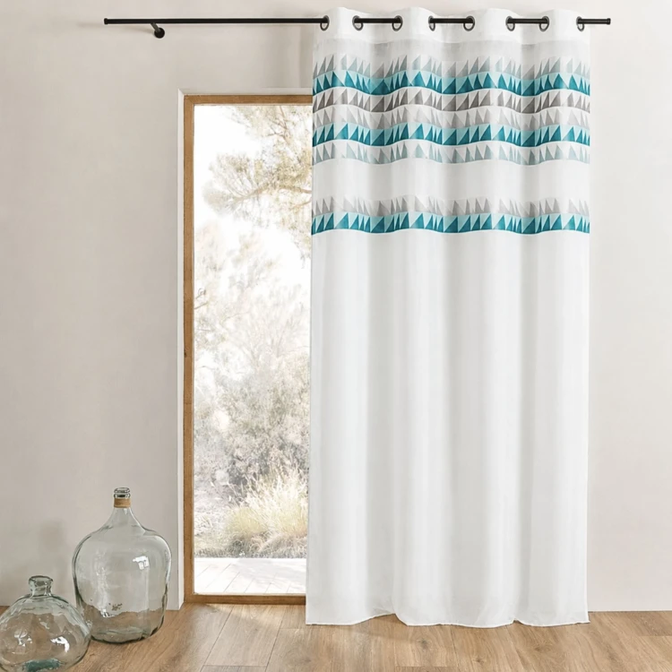 Cortina transparente com friso estampado com triângulos