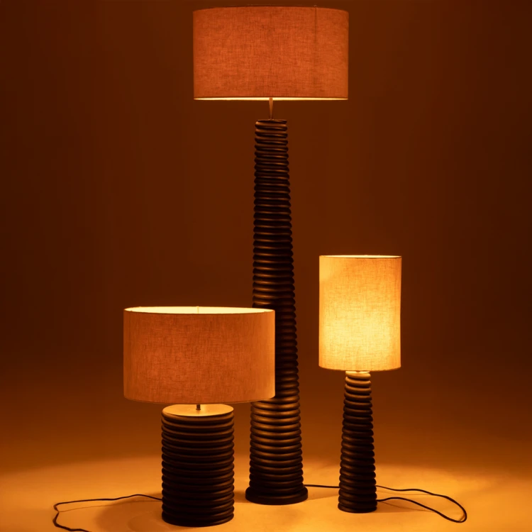 Tischlampe aus Holz mit Stoffschirm
