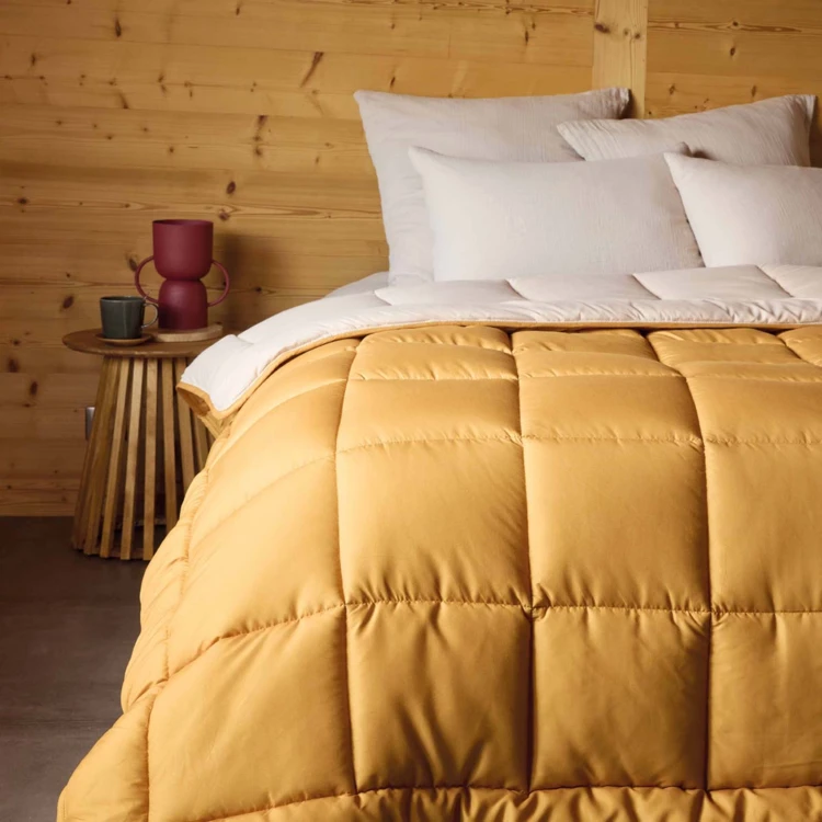 Couette légère réversible bicolore en microfibre 200 gr/m²