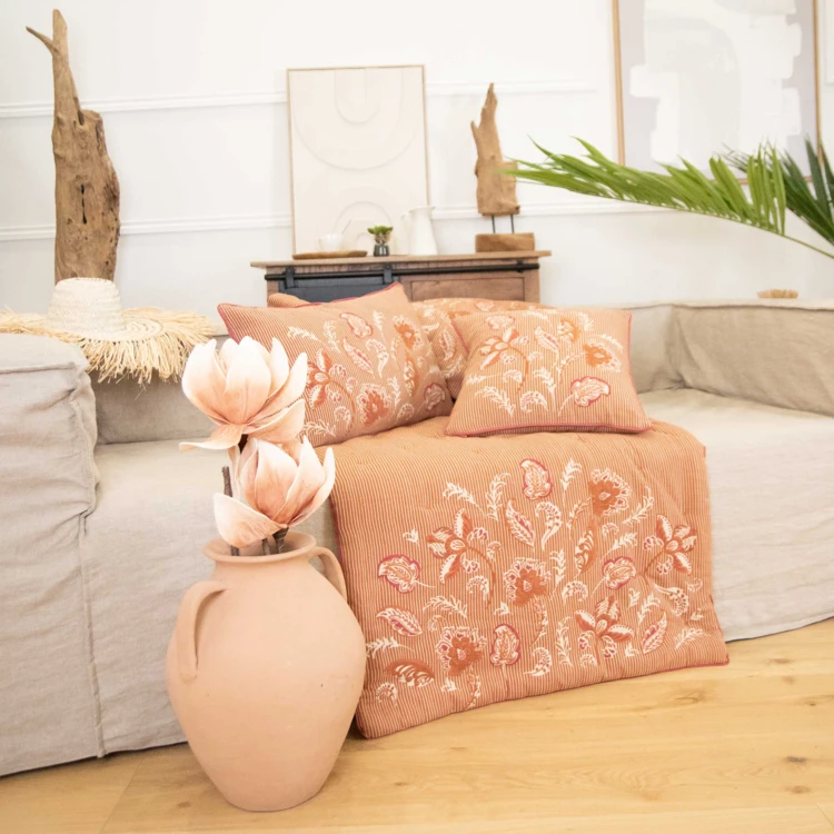 Dekorative Steppdecke aus Polylin mit Blumenmuster