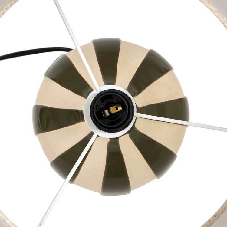 Tischlampe aus gestreifter Keramik mit Stoffschirm