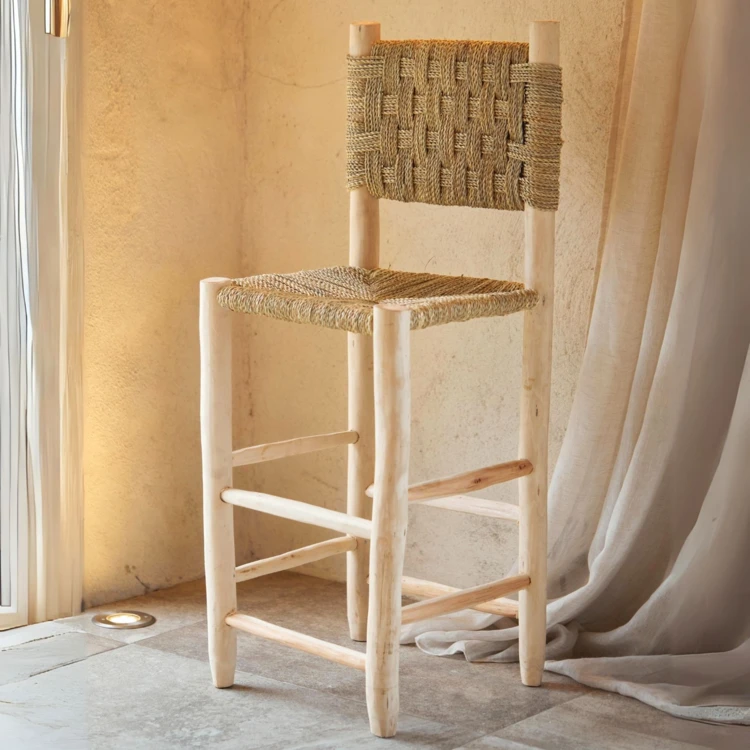 Taburete de bar de madera con respaldo en damero