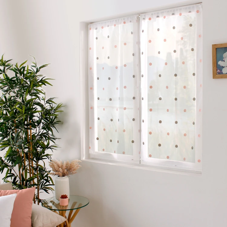 Par de cortinas rectas pequenas com bolinhas coloridas