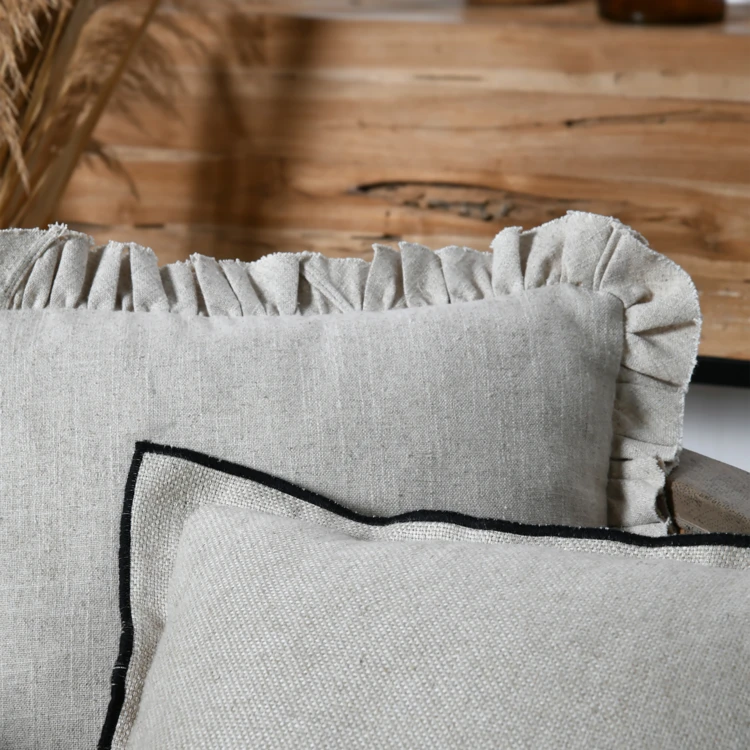 Coussin  poly-lin volant plat feston noir