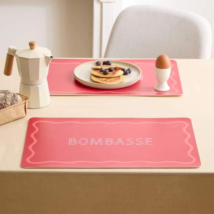 Madeira de mesa retangular com a inscrição «Bombasse»