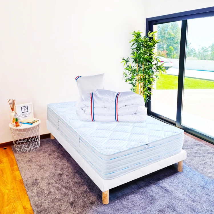 Ensemble literie avec matelas mémoire de forme 24 cm, sommier blanc, oreillers et couette