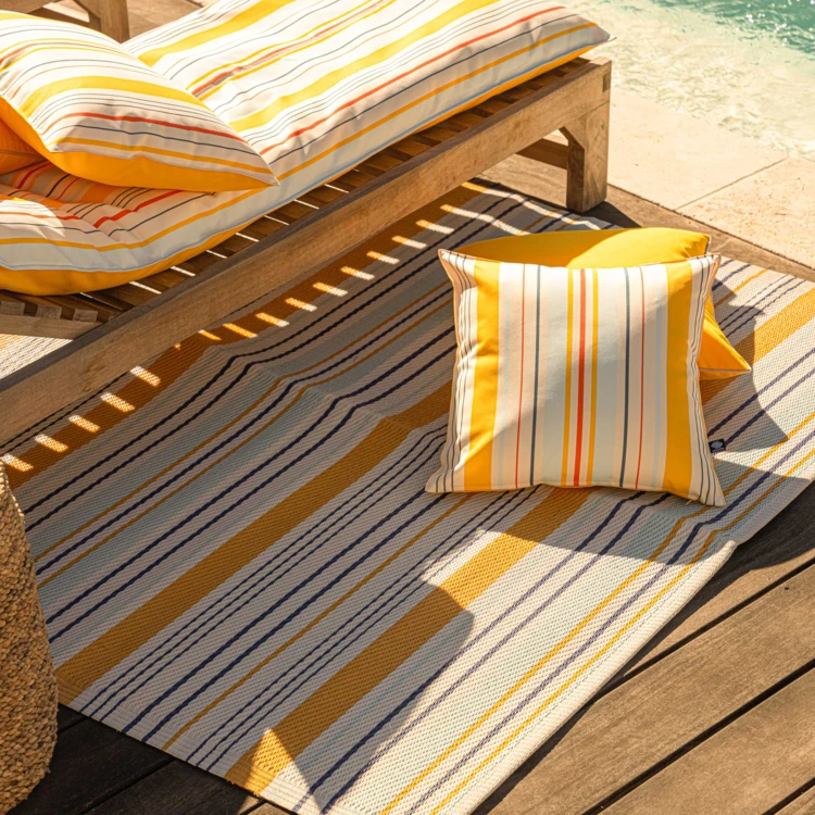 Coussin extérieur rayé