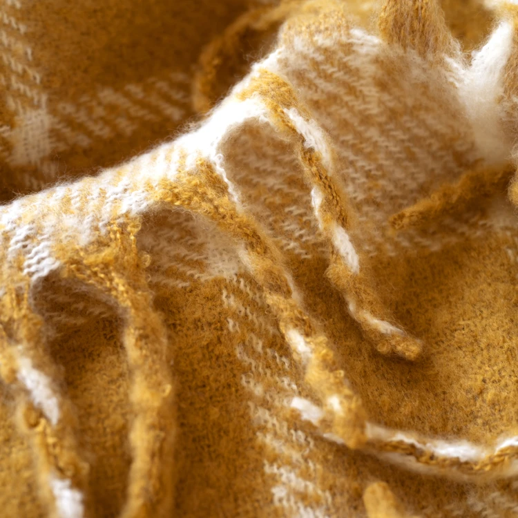 Coperta a quadri effetto mohair con frange
