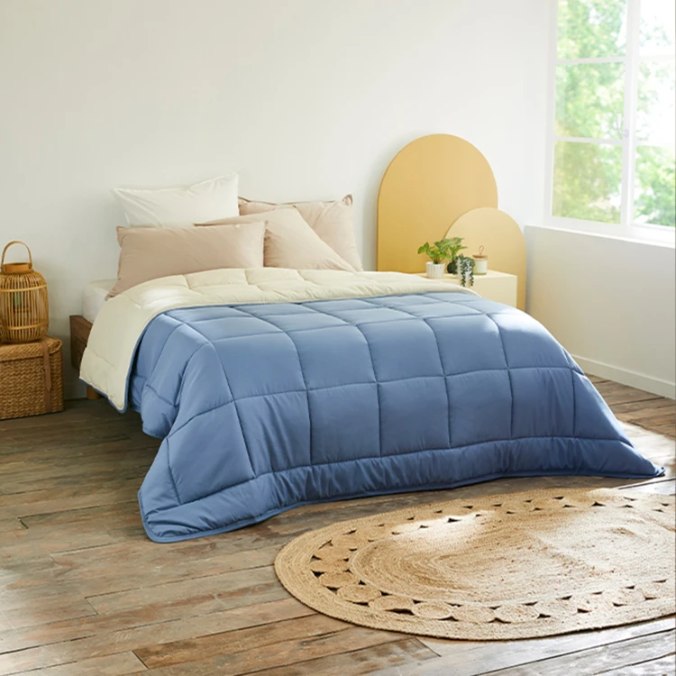 Couette légère réversible bicolore en microfibre 200 gr/m²