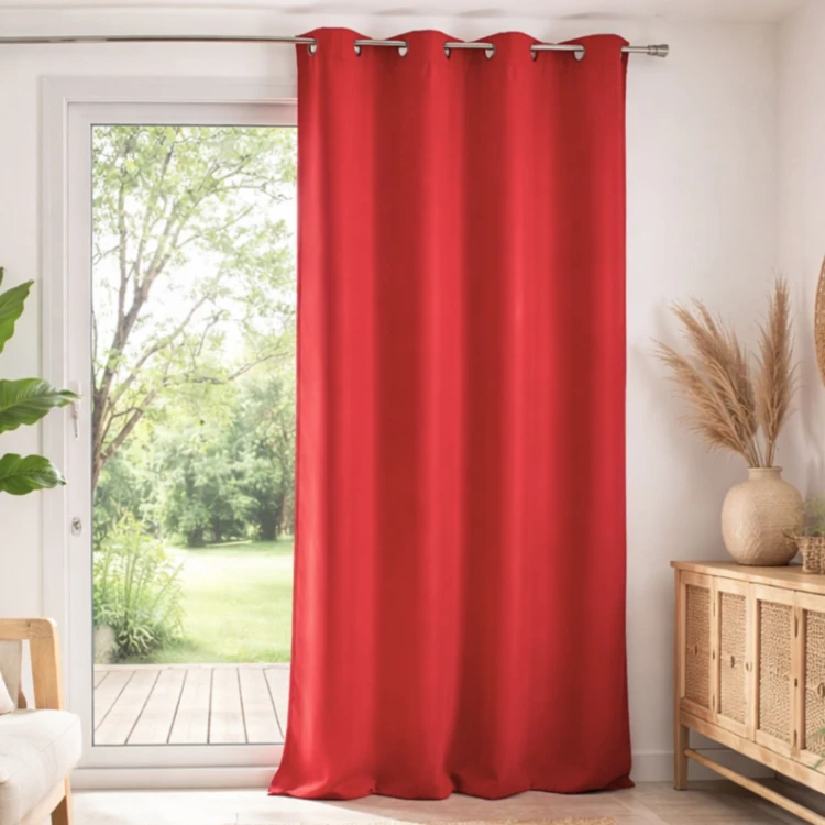 Rideau rouge à œillets