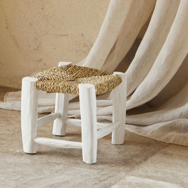 Taburete marroquí de madera blanca