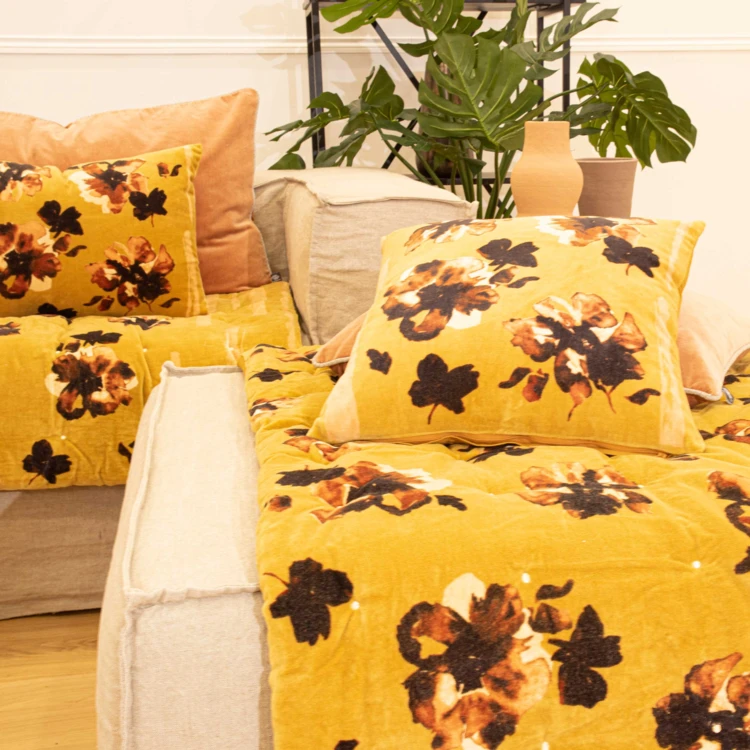Samtkissen mit Blumenmuster