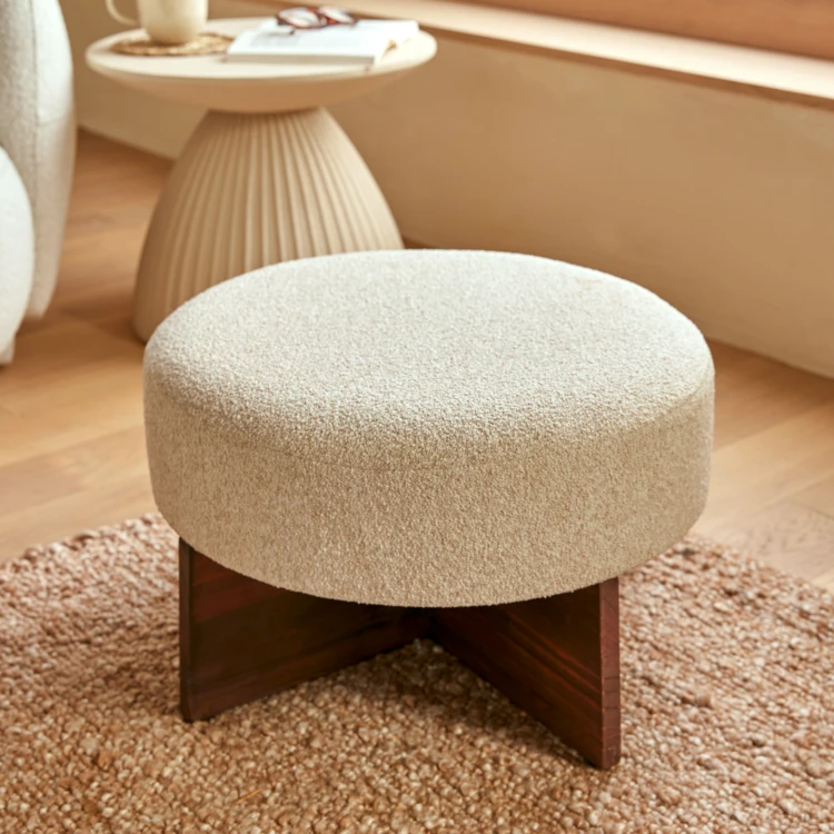 Puf redondo de tela bouclé con base de madera