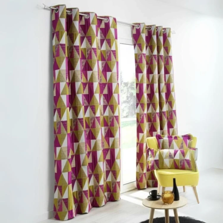 Cortina de design com padrão triangular