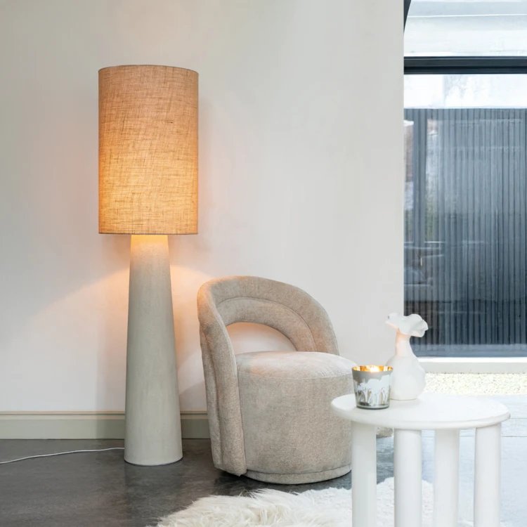 Stehlampe aus Jute und Glasfaser