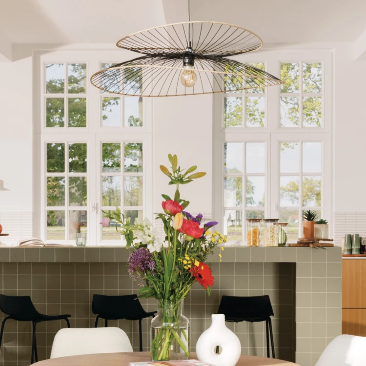 Design hanglamp van metaal en raffia