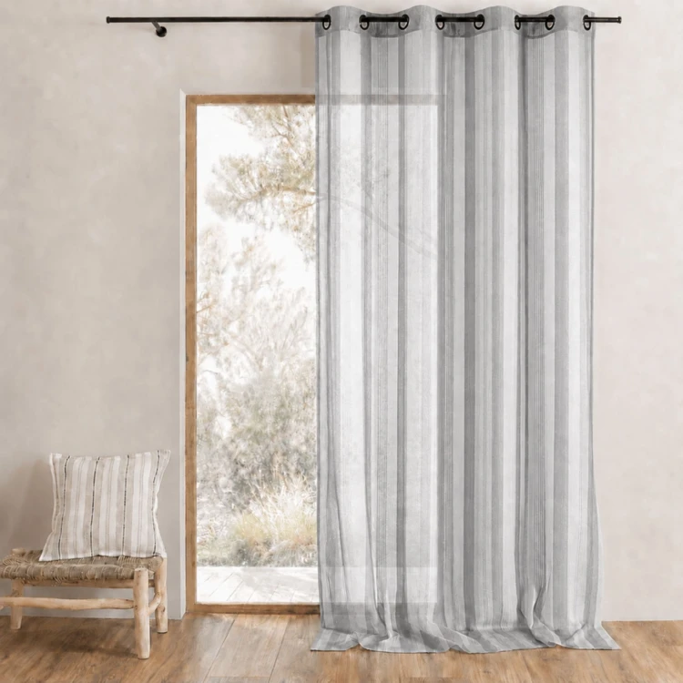Cortina transparente com riscas verticais finas tom sobre tom