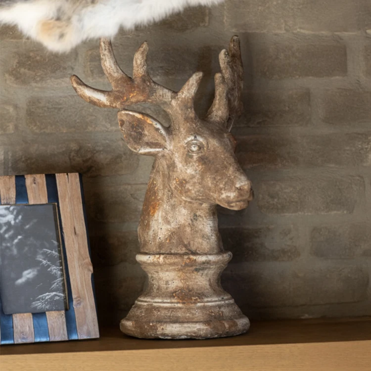 Tête de cerf décorative en résine