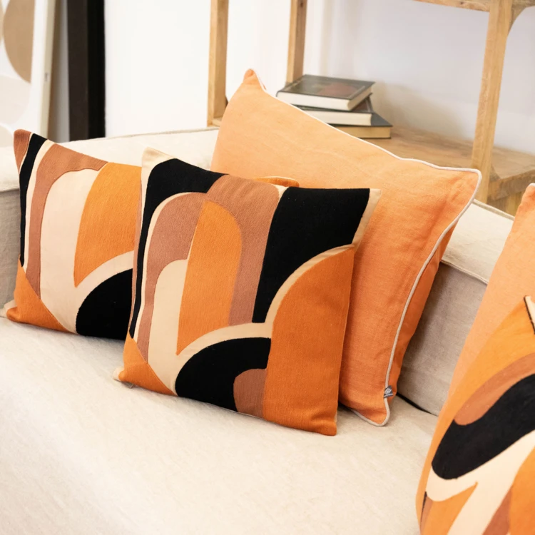 Coussin brodé en relief motif abstrait