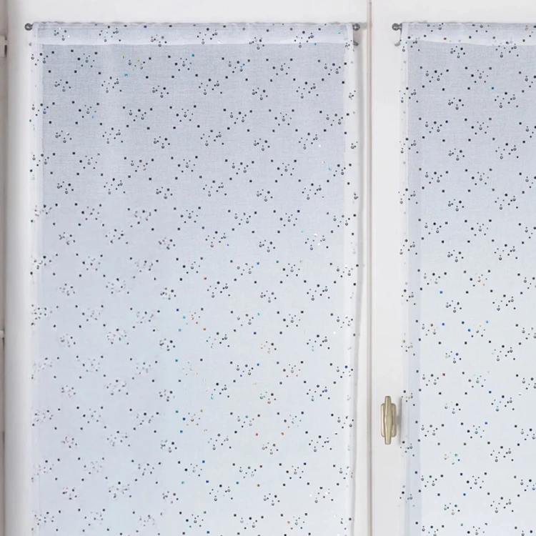 Par de cortinas ligeras con motivos de puntitos