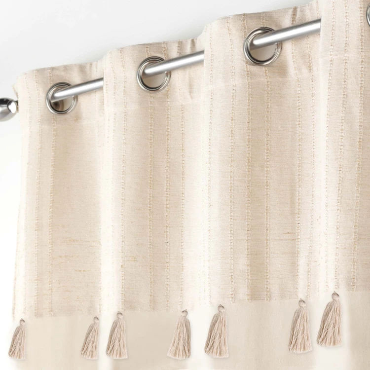Tenda ad occhiello con top metallico e nappe