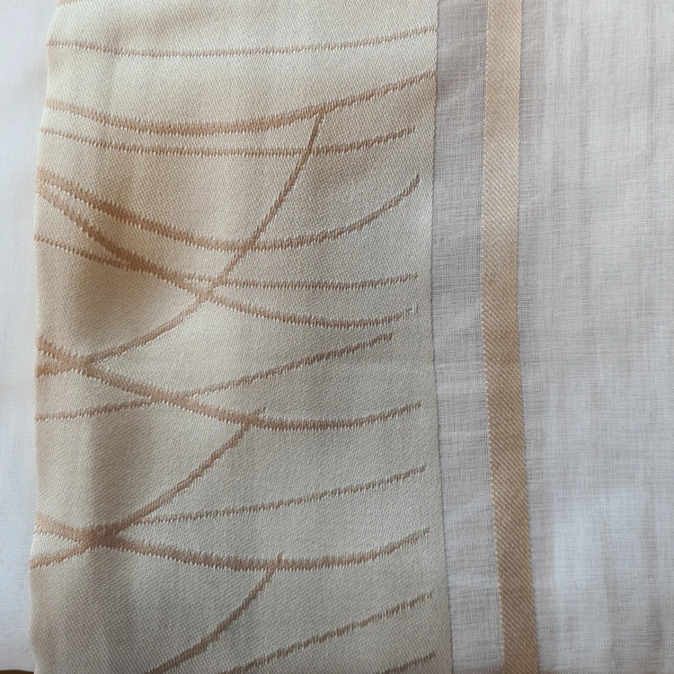 Cortina de organza com riscas verticais e padrão