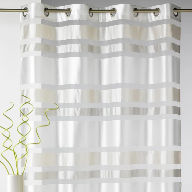 Farbiger Organza-Vorhang mit horizontalen Streifen