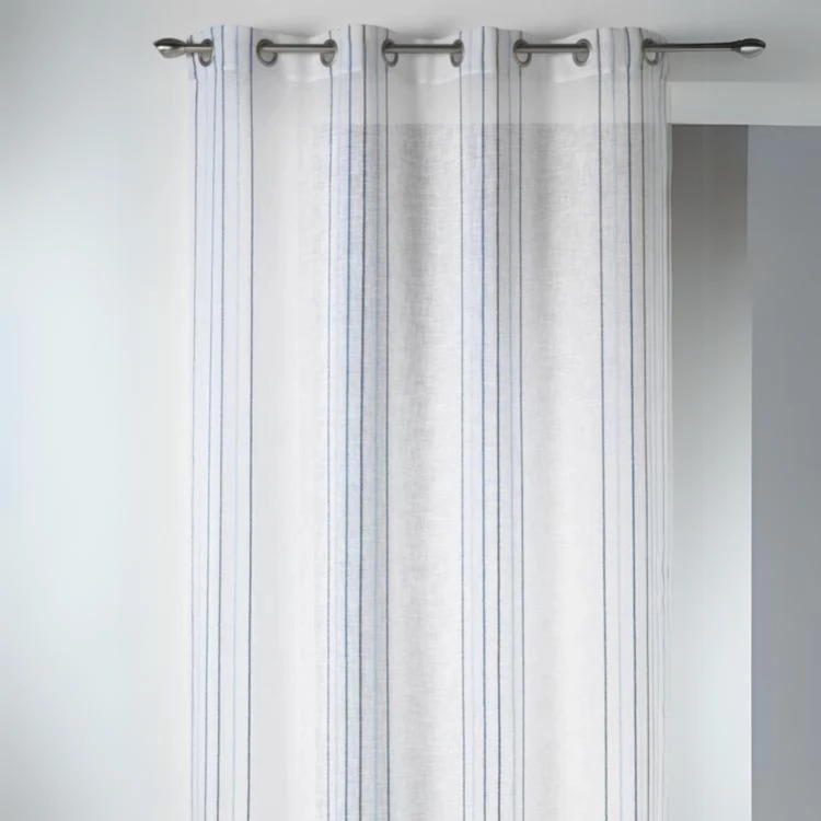 Cortina ligera con finas rayas verticales