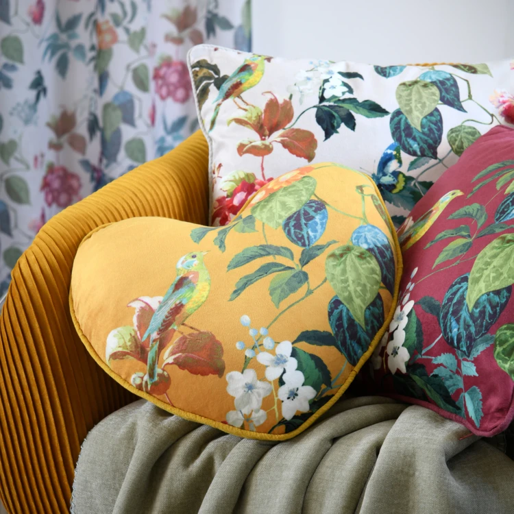 Cojín con forma de corazón y estampado vegetal