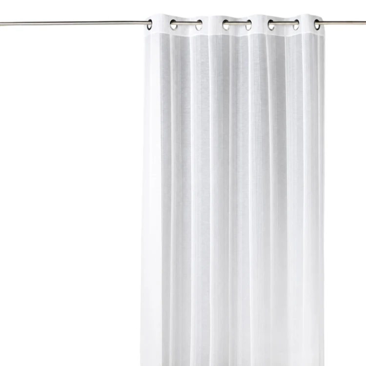 Cortina transparente com riscas verticais finas tom sobre tom