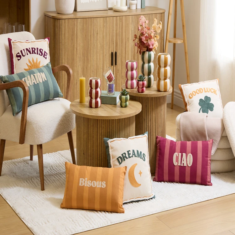 Cojín decorativo de algodón bordado con un motivo de sol