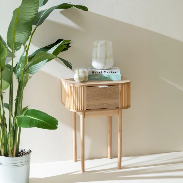 Mesita de noche redonda de madera natural con cajón