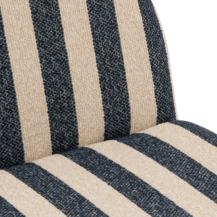 Lounge-Sessel mit gestreiftem Stoffbezug