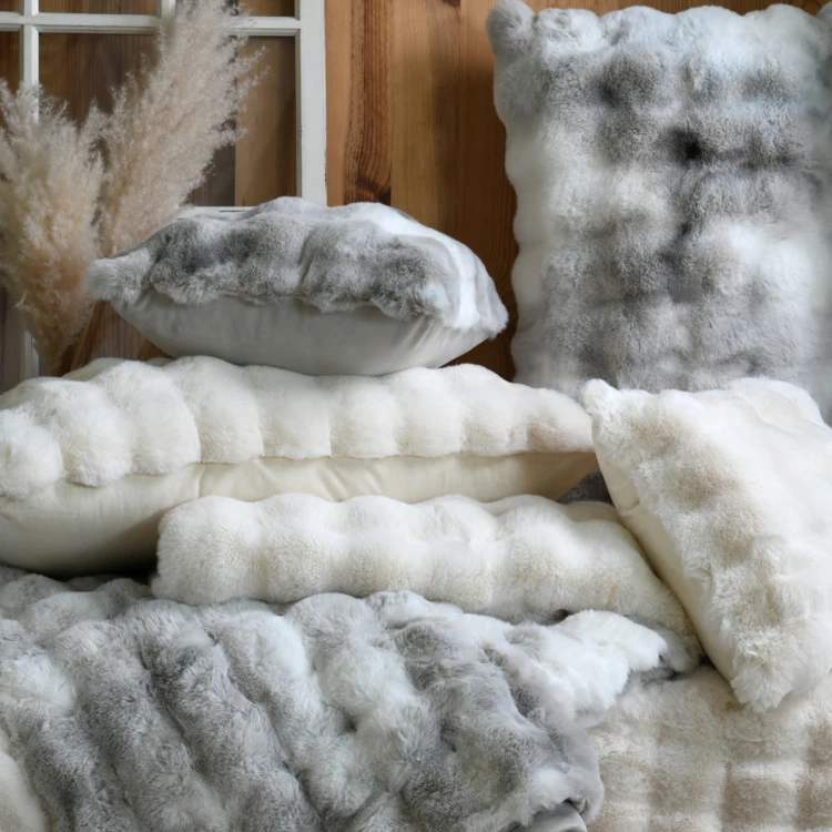 Coussin déhoussable imitation fourrure