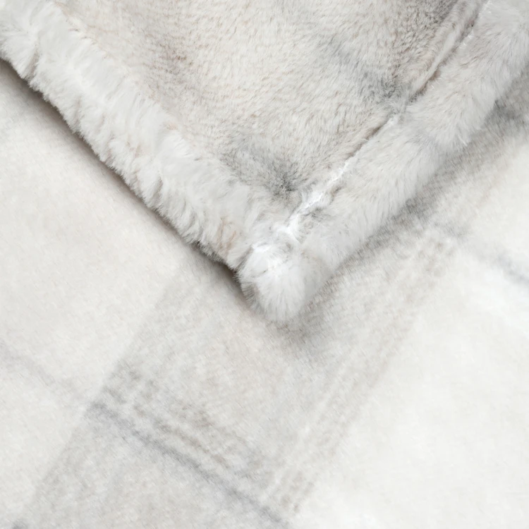 Plaid mit schottischem Karomuster in Felloptik