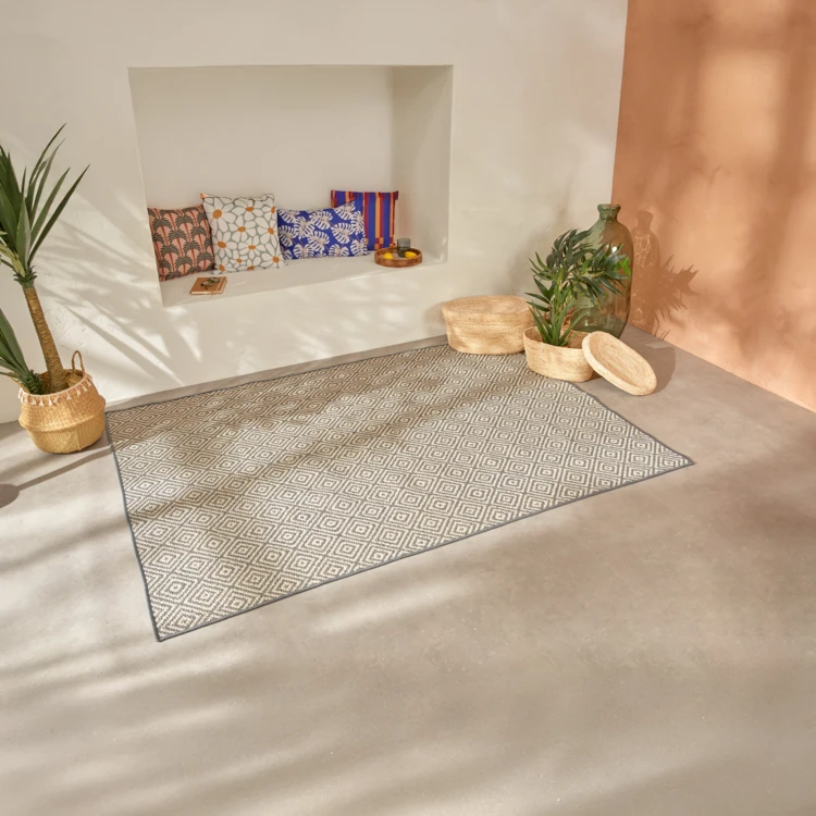 Wasserabweisender und rutschfester Outdoorteppich mit geometrischem Muster