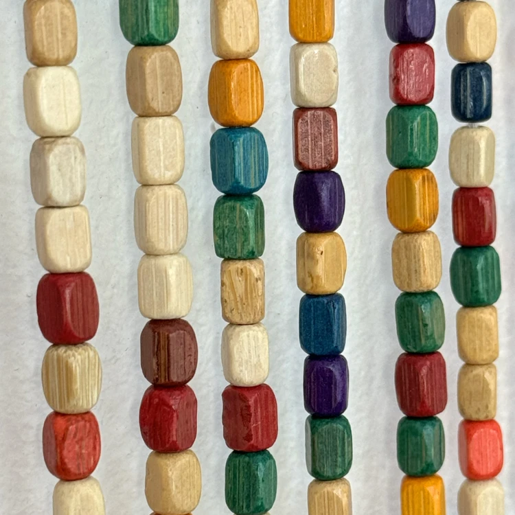 Türvorhang aus quadratischen Holzperlen