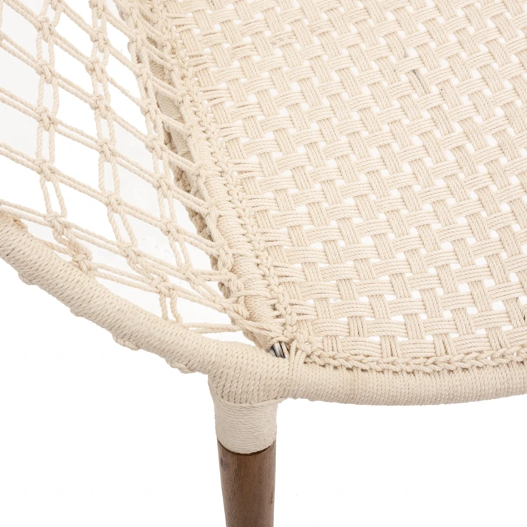 Sillón de macramé con patas de madera