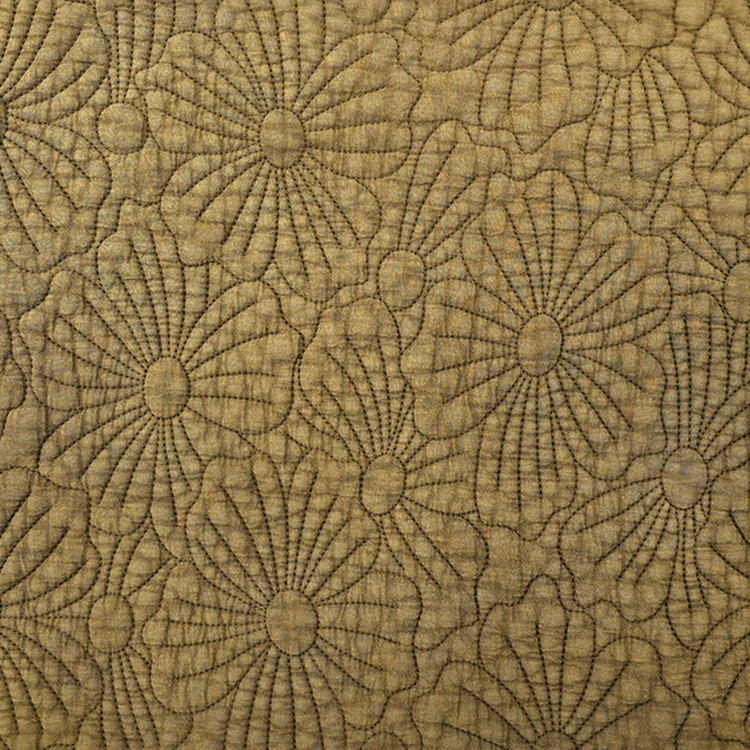 Set de table rectangulaire matelassé avec motif fleurs brodé