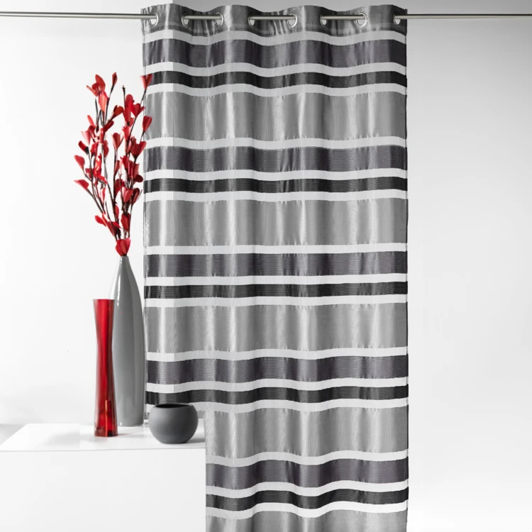 Farbiger Organza-Vorhang mit horizontalen Streifen