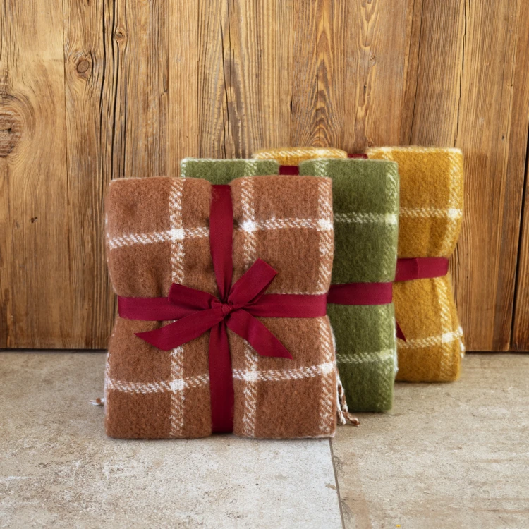 Coperta a quadri effetto mohair con frange