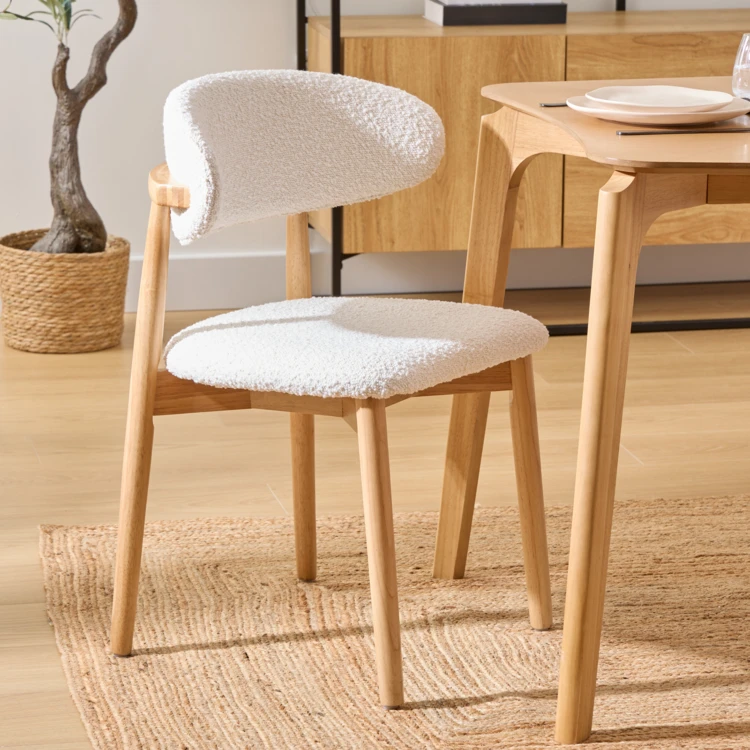 Silla de madera maciza con respaldo acolchado