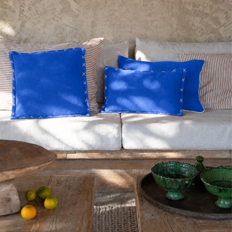 Housse de coussin brodée avec motifs en croix