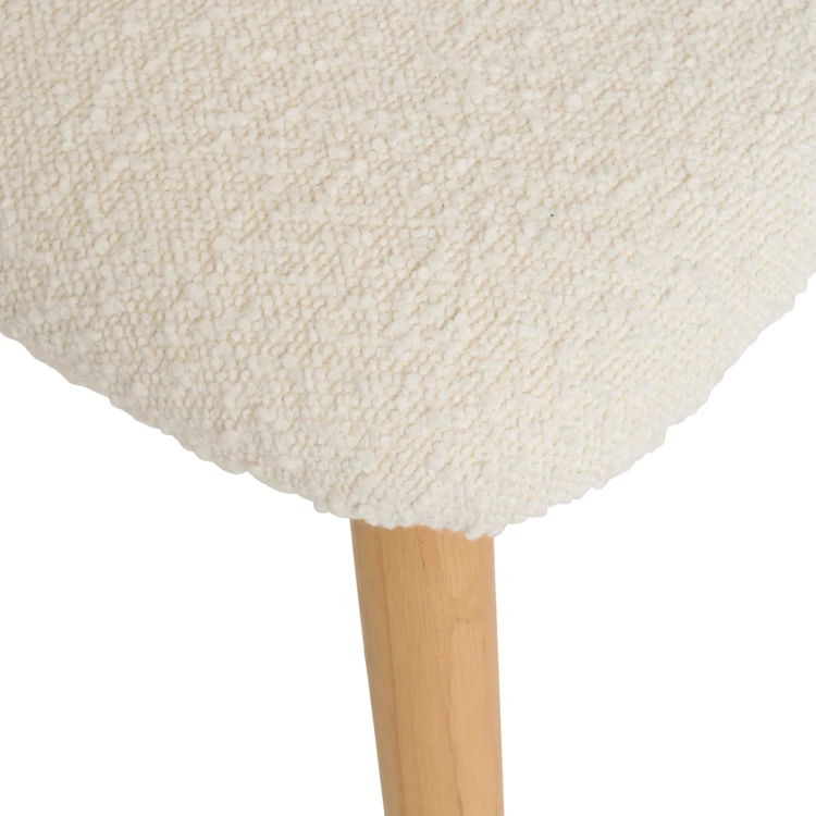 Silla de madera maciza con respaldo acolchado