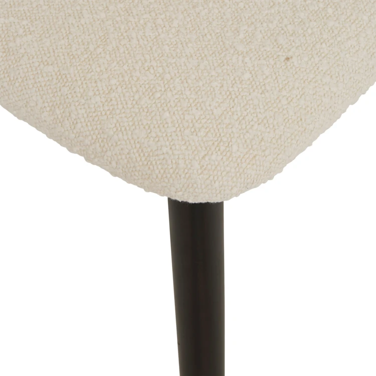 Silla de madera maciza con respaldo acolchado