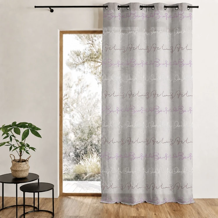 Cortina transparente com estampado de letras horizontais
