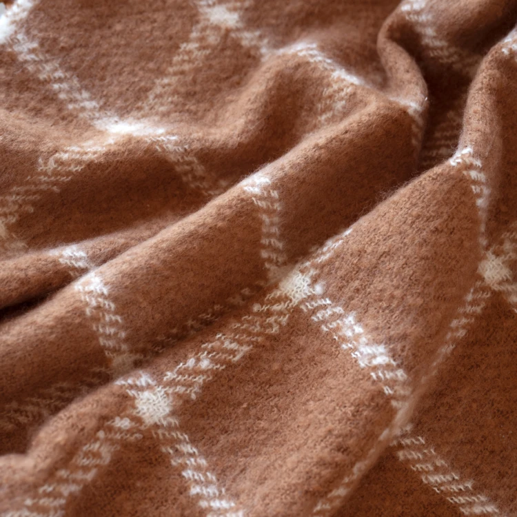 Coperta a quadri effetto mohair con frange