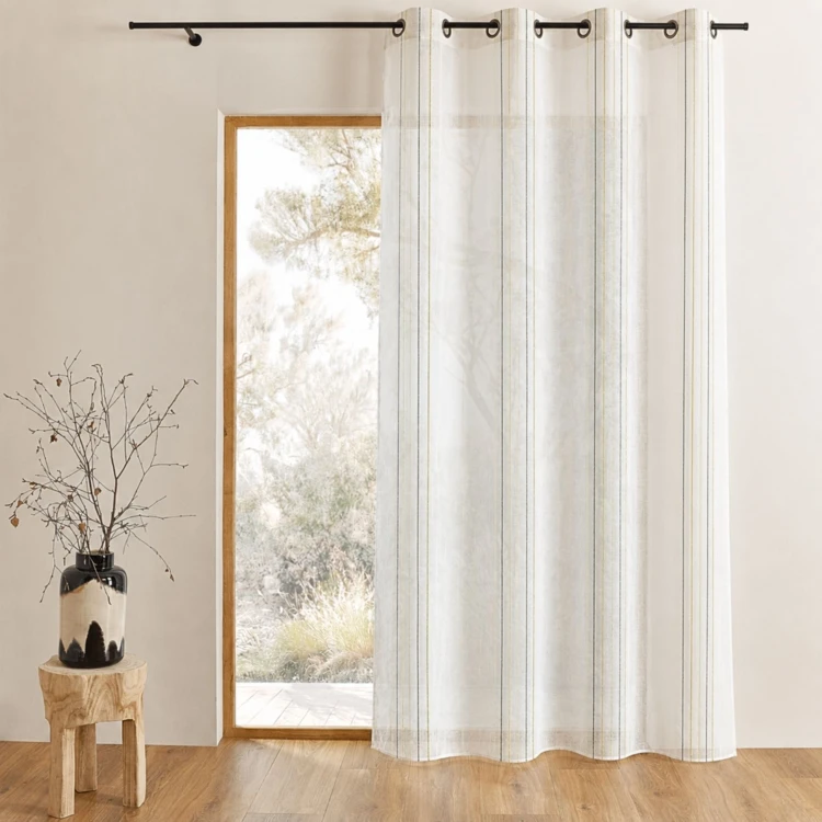 Cortina ligera con finas rayas verticales