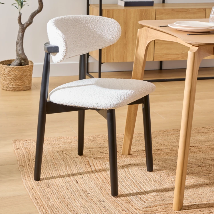 Silla de madera maciza con respaldo acolchado