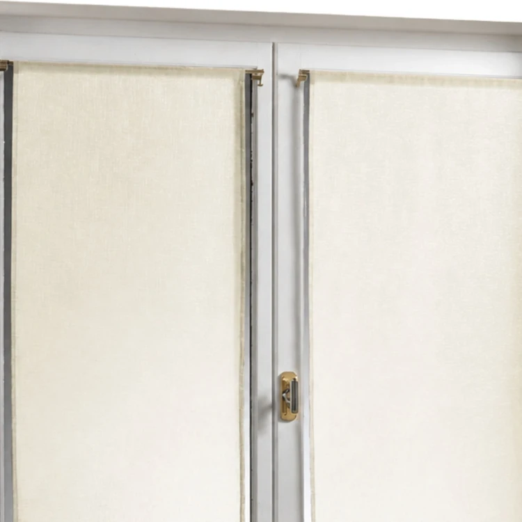 Par de pequenas cortinas transparentes lisas e leves